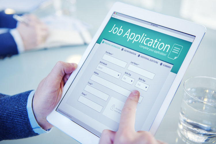 Job seeker applying to a job online
